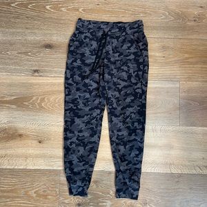 Lululemon Ready to Rulu Joggers size 8 camo